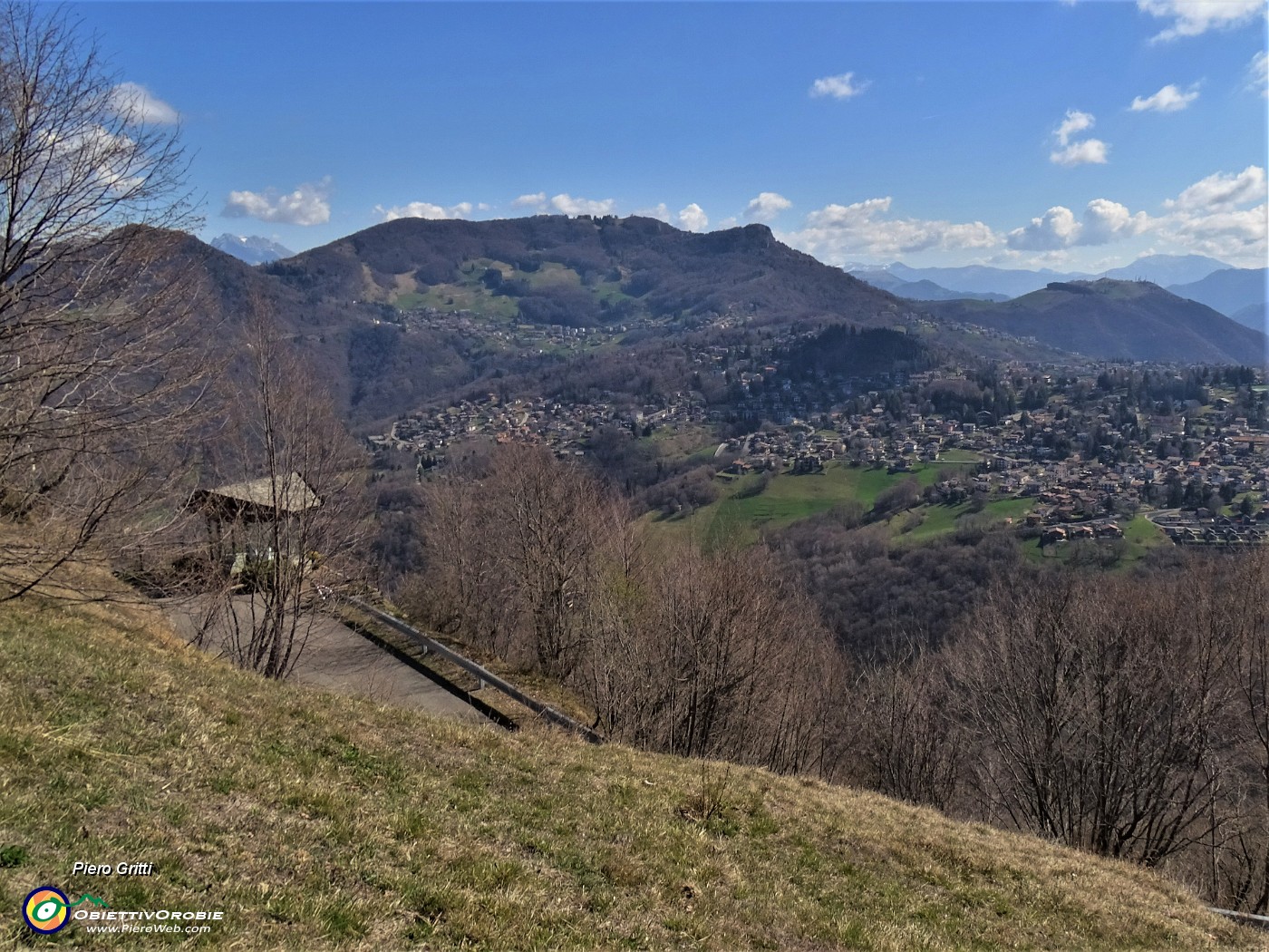 65 Bella vista sull'altopiano Selvino-Aviatico.JPG